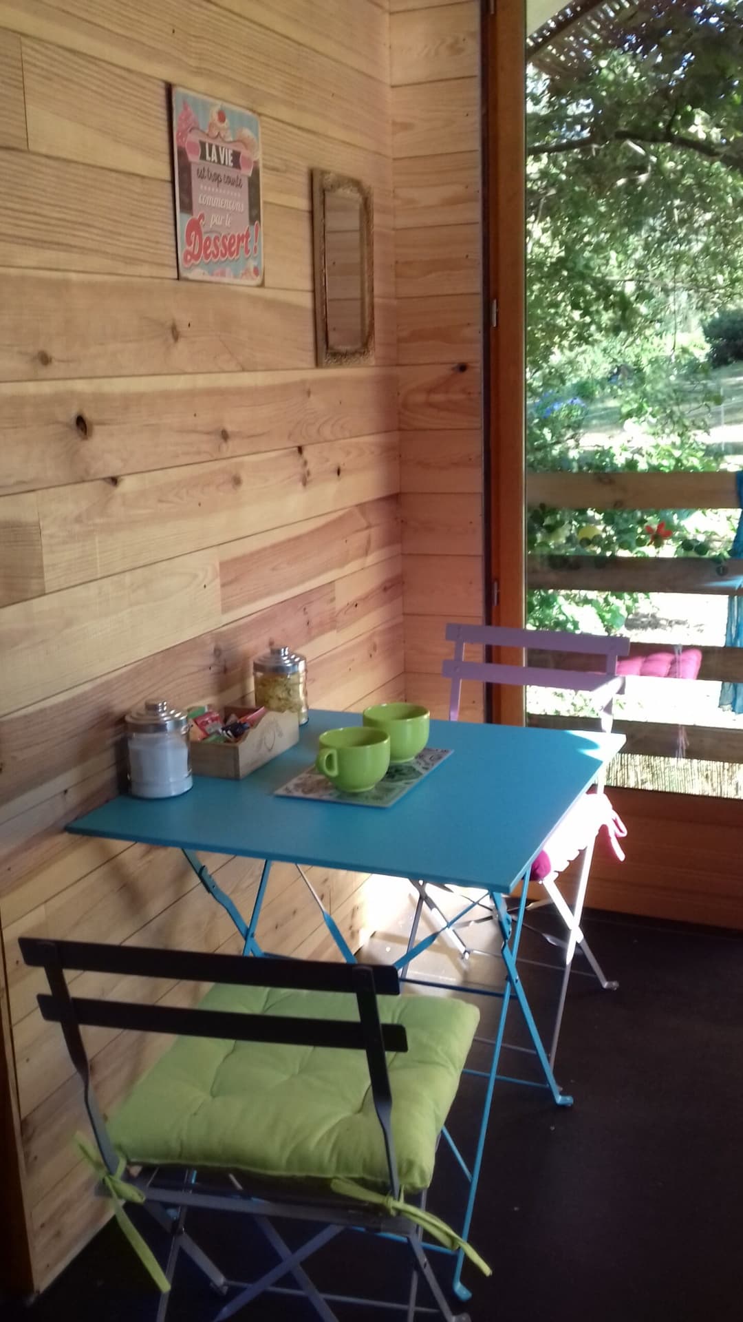 Roulotte de l’aventurier au bord de l’étang dans les Vosges 