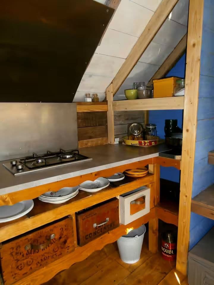 Cabane de l’explorateur au bord de l’étang pour une évasion authentique en pleine nature 
