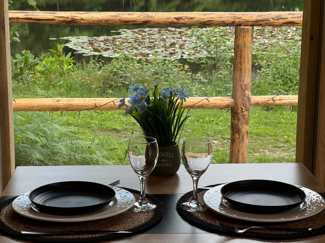 Cabane naturelle au bord de l’étang pour un séjour paisible 