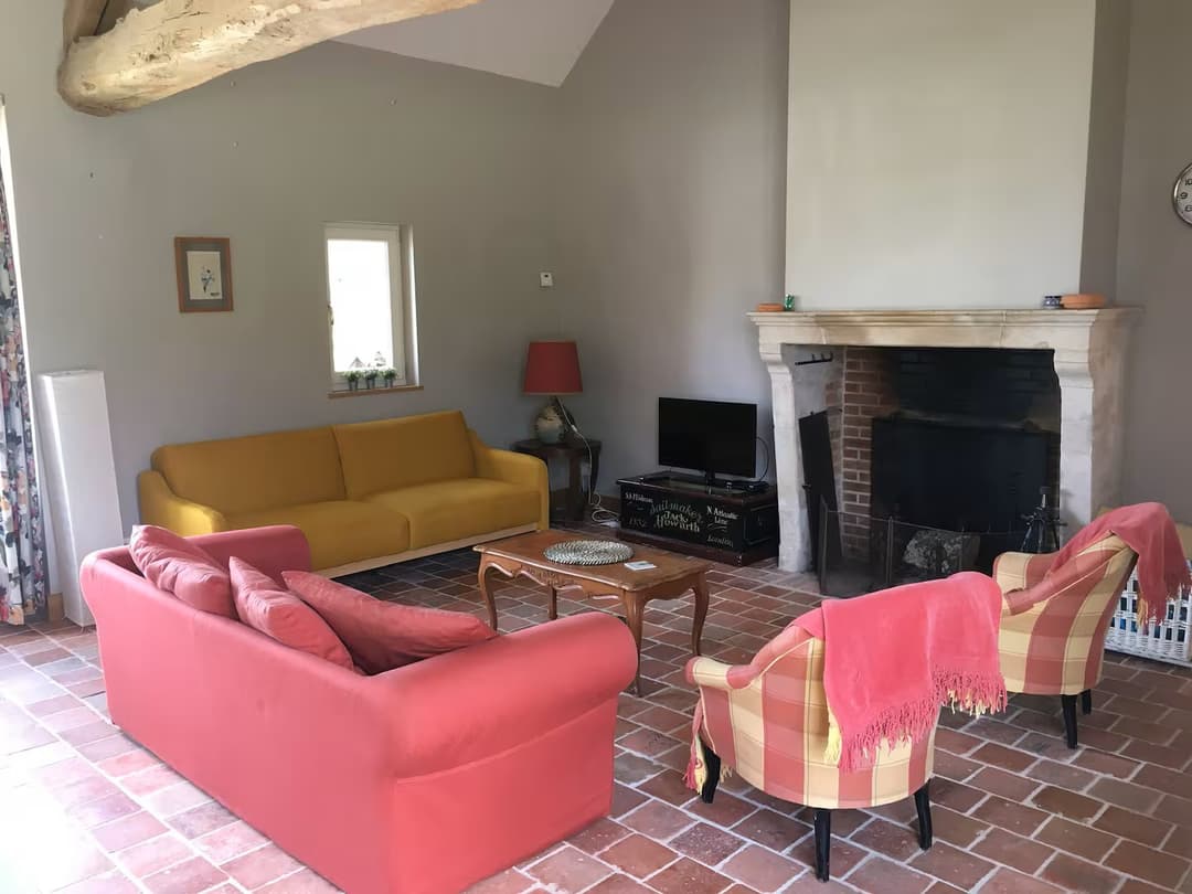 Maison solognote avec un bel étang au bord de la forêt 