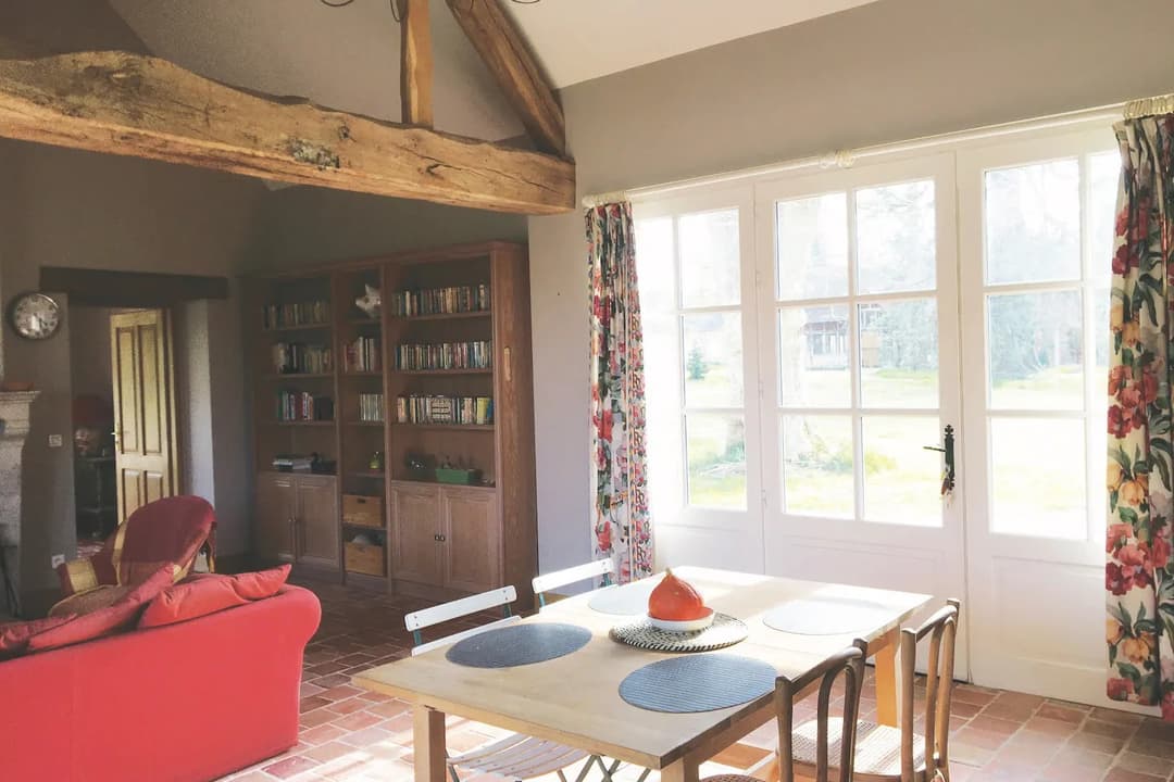 Maison solognote avec un bel étang au bord de la forêt 
