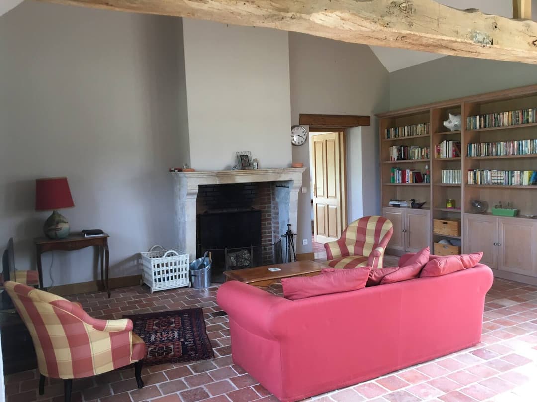 Maison solognote avec un bel étang au bord de la forêt 