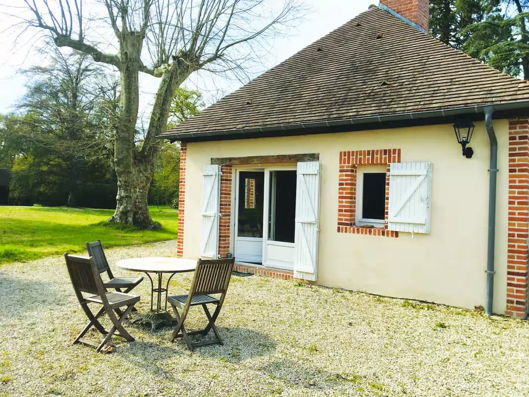 Maison solognote avec un bel étang au bord de la forêt 