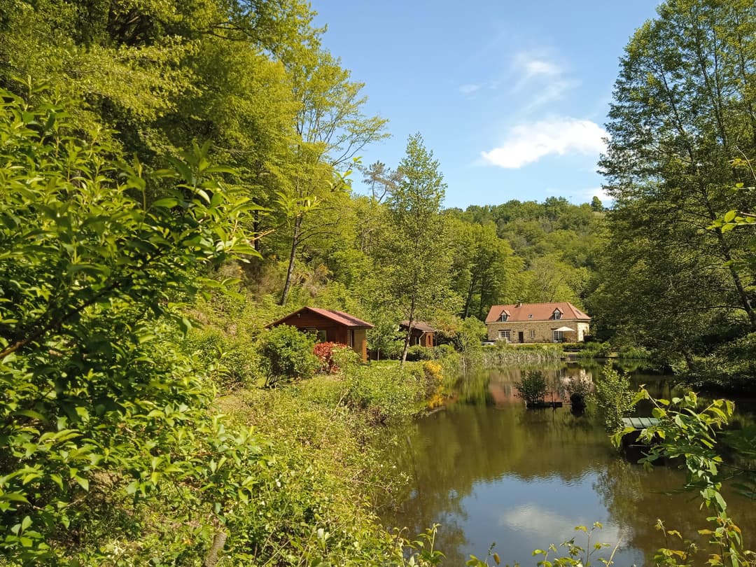Gîte au bord d’un étang et rivière pour l’été 