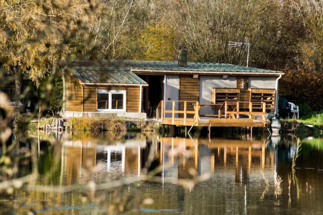 Maison rénovée en bord d’un étang dans un domaine insolite 