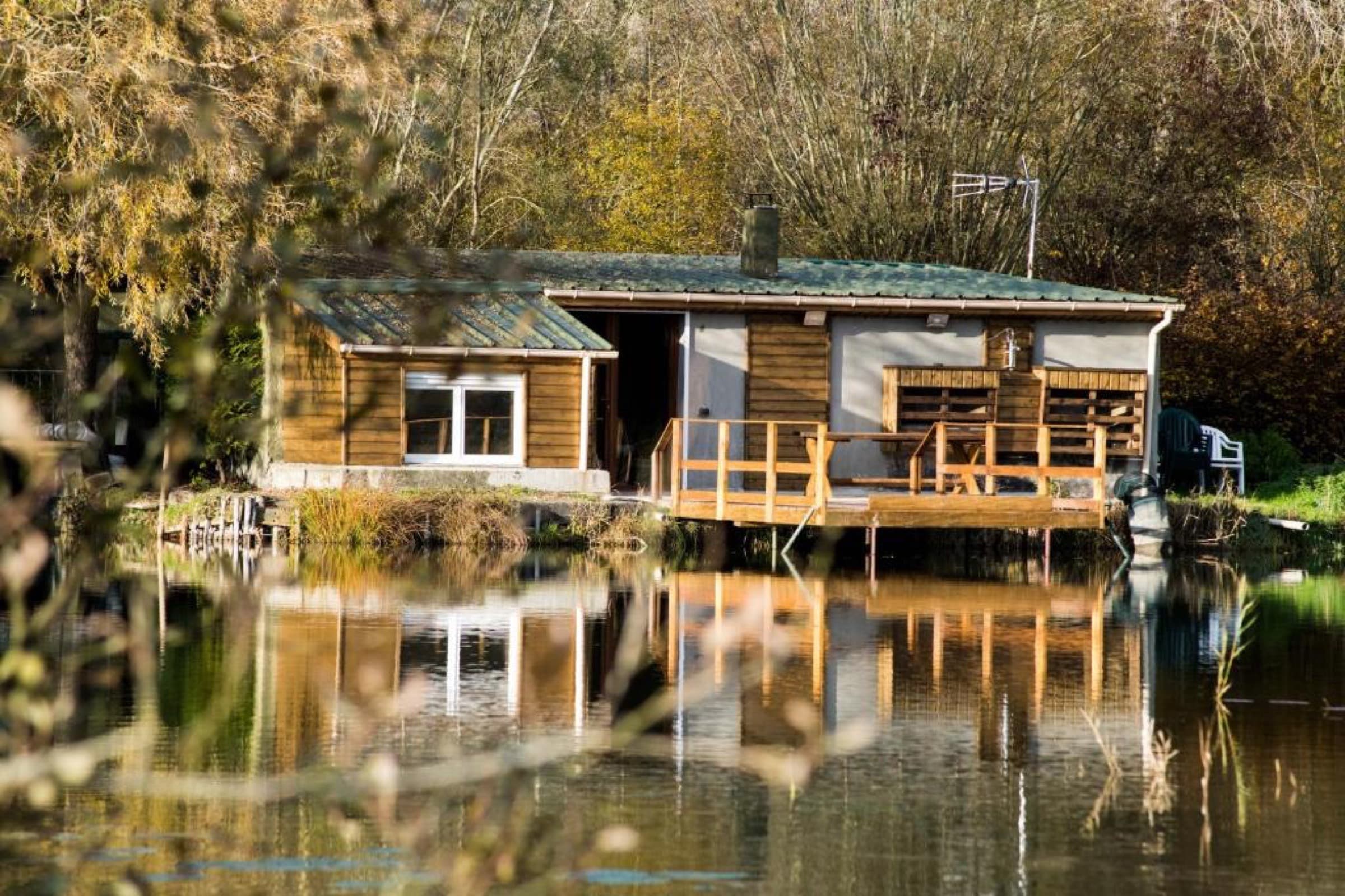 Maison rénovée en bord d’un étang dans un domaine insolite 