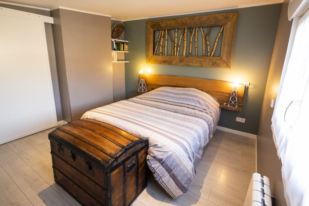 Maison rénovée en bord d’un étang dans un domaine insolite 