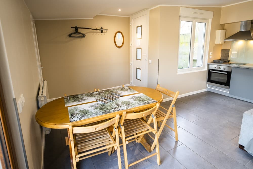 Maison rénovée en bord d’un étang dans un domaine insolite 