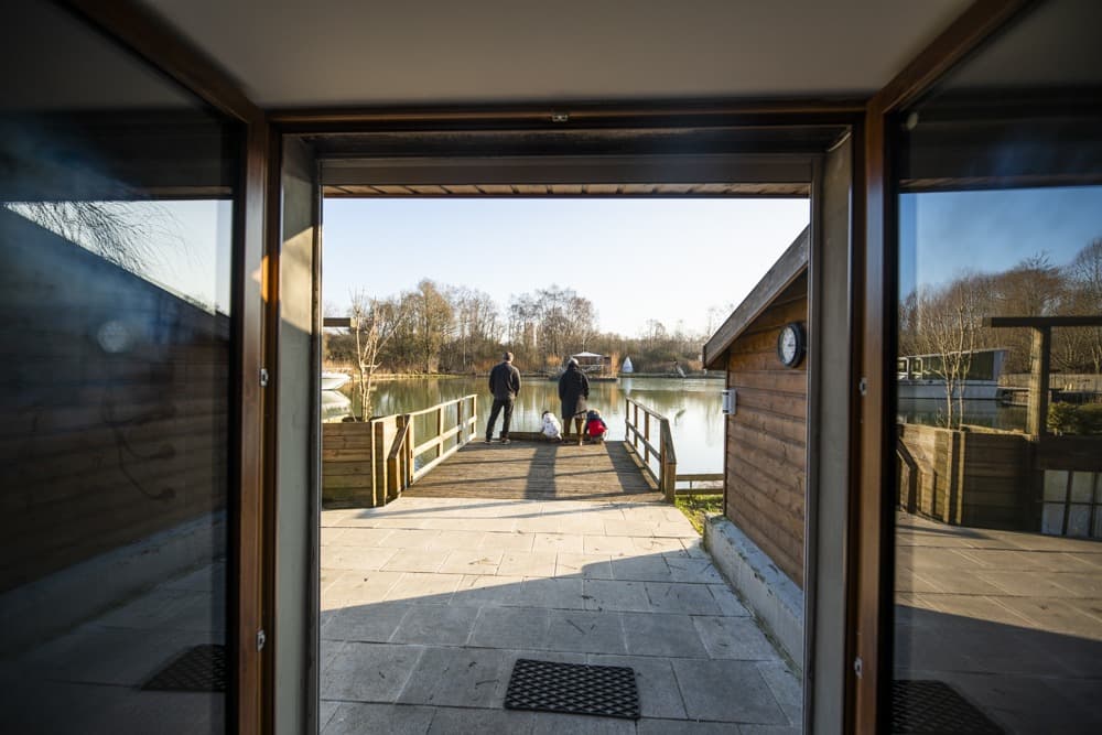 Maison rénovée en bord d’un étang dans un domaine insolite 