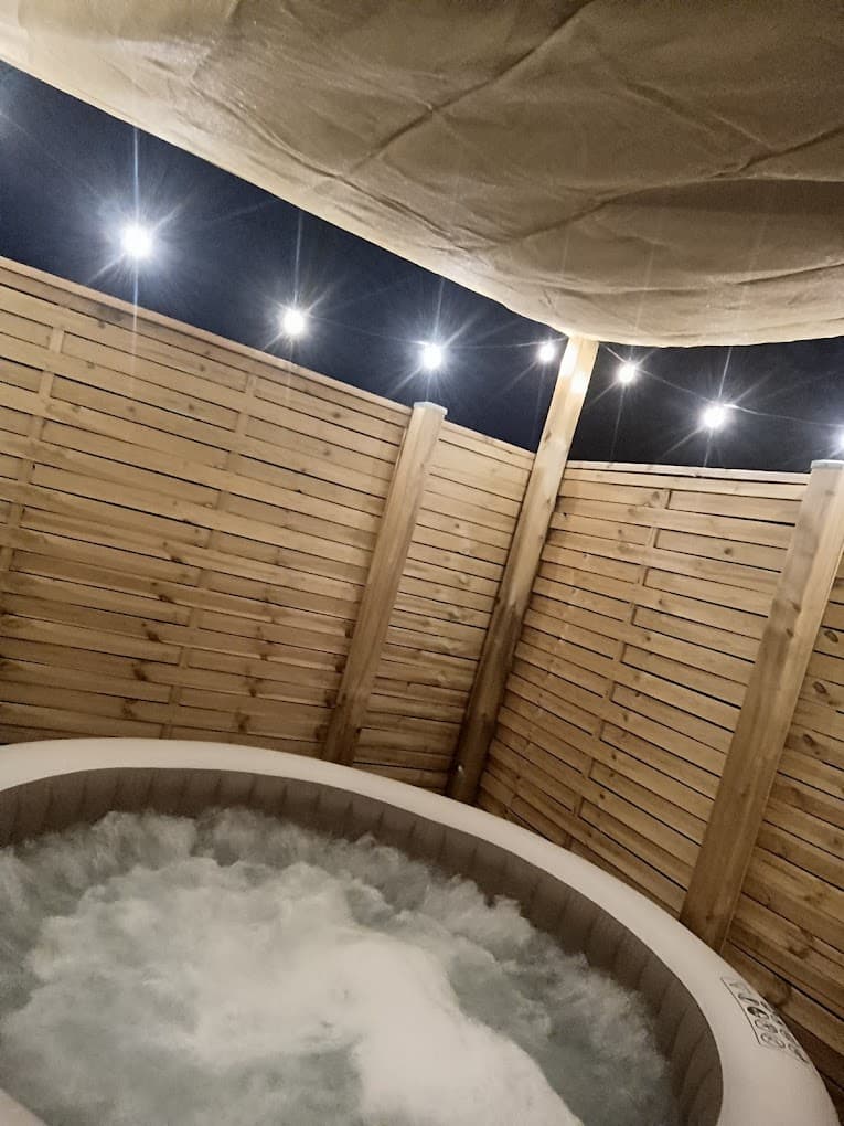 Gîte PMR avec son étang et son spa (l’été) 