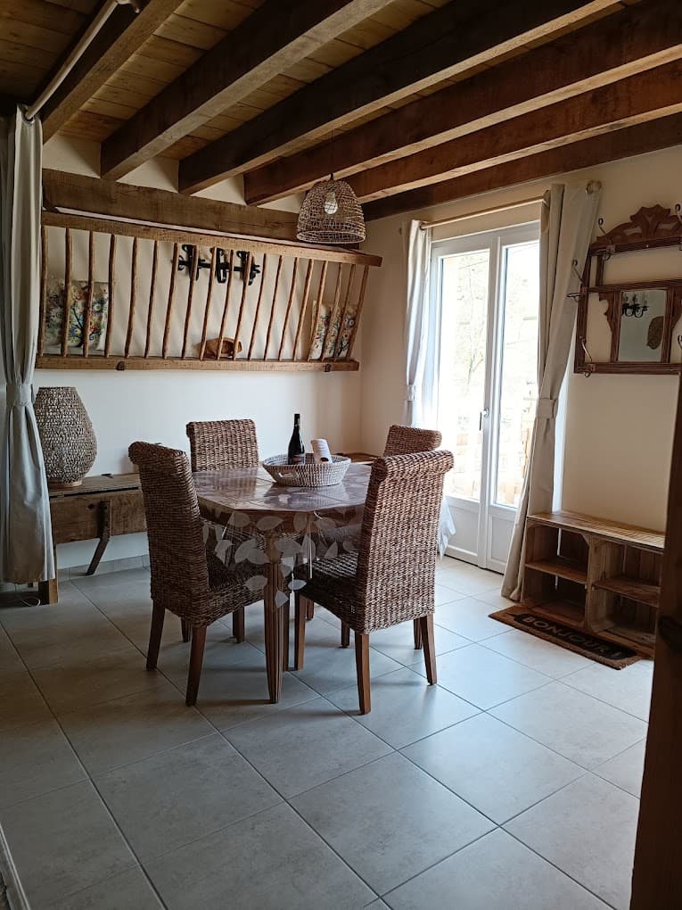 Gîte PMR avec son étang et son spa (l’été) 