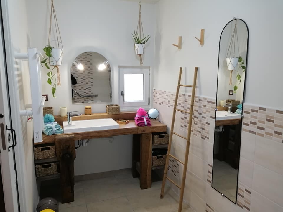 Gîte PMR avec son étang et son spa (l’été) 