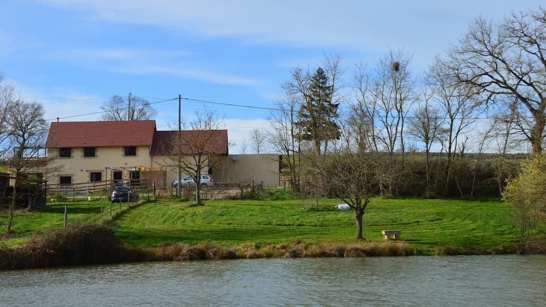 Gîte PMR avec son étang et son spa (l’été) 