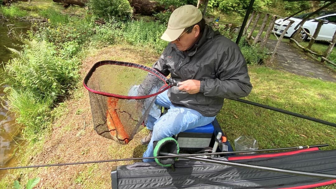 Cabane au bord d’un étang de pêche en pleine forêt 