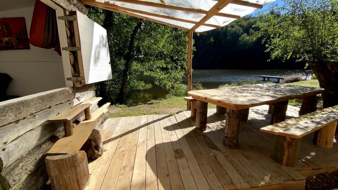 Cabane au bord d’un étang de pêche en pleine forêt 