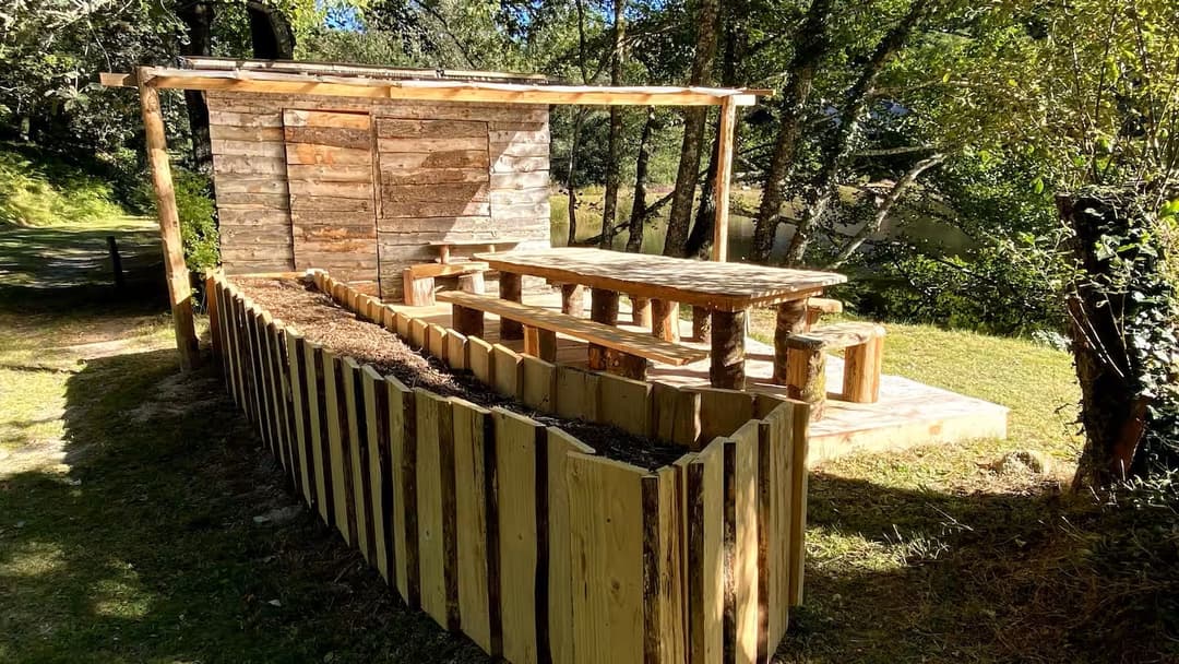Cabane au bord d’un étang de pêche en pleine forêt 