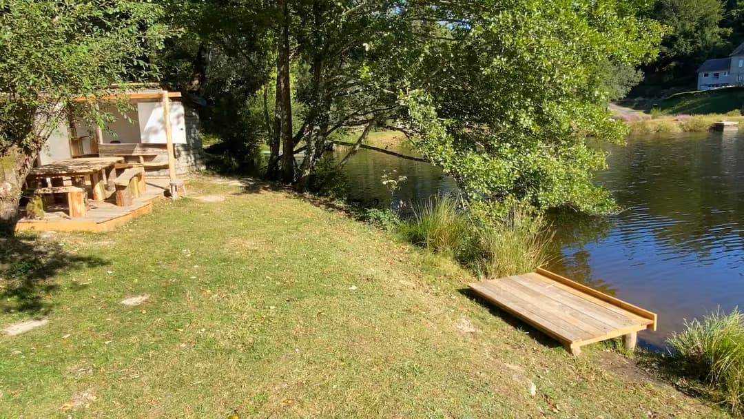 Cabane au bord d’un étang de pêche en pleine forêt 