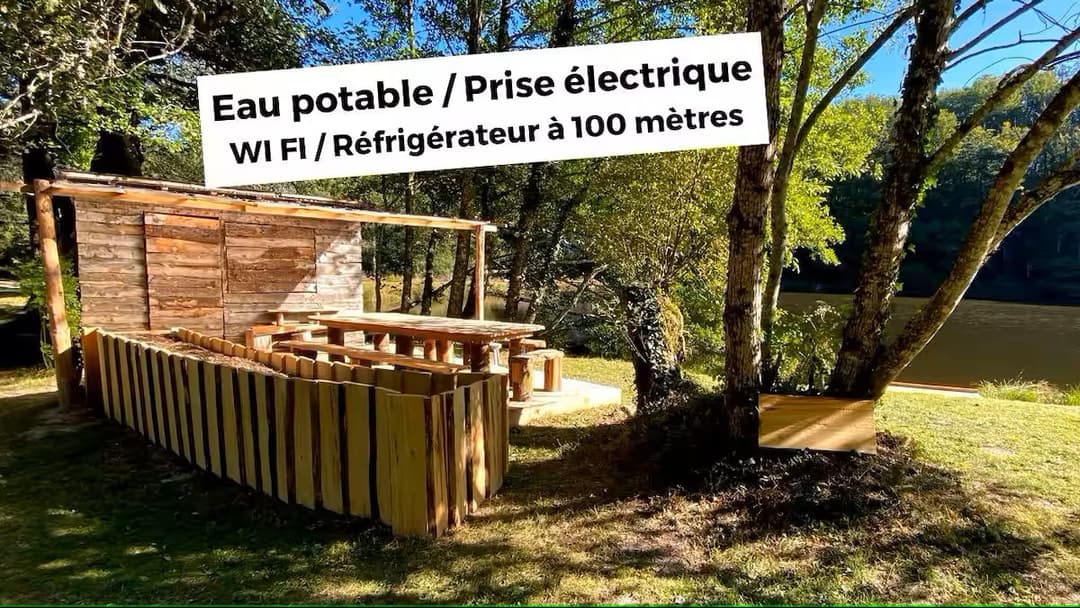 Cabane au bord d’un étang de pêche en pleine forêt 