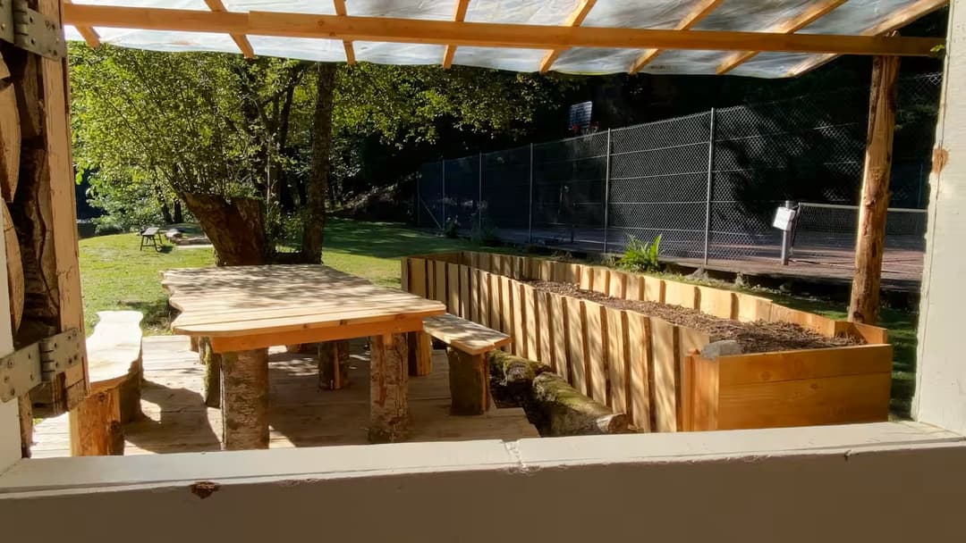 Cabane au bord d’un étang de pêche en pleine forêt 