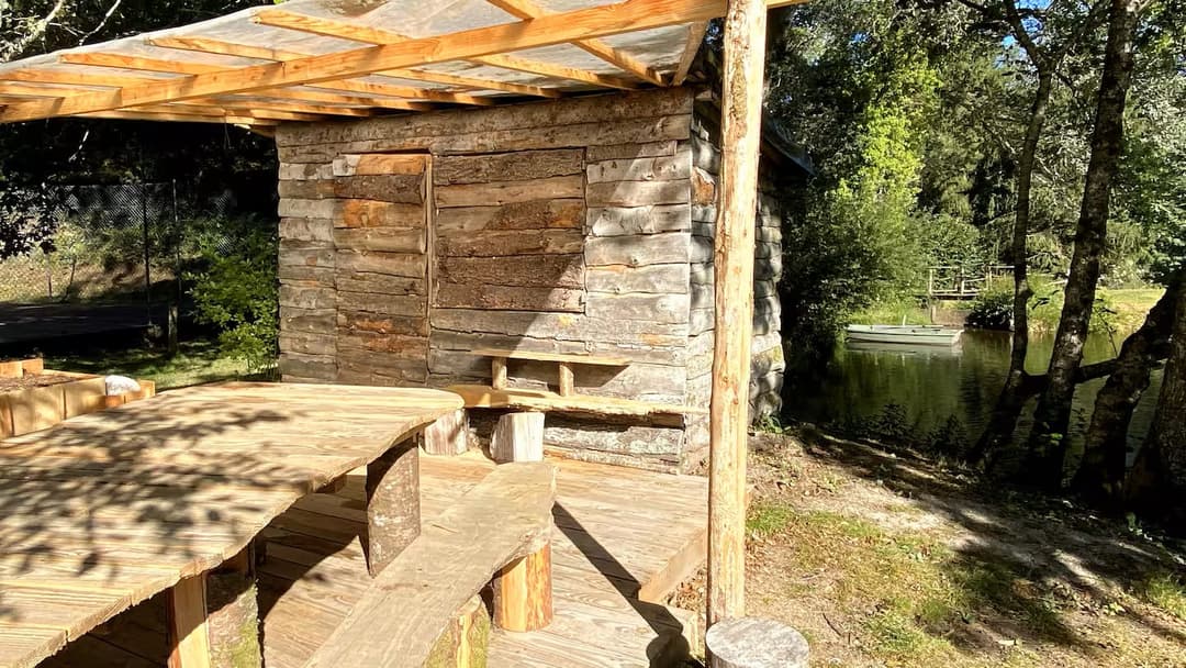 Cabane au bord d’un étang de pêche en pleine forêt 