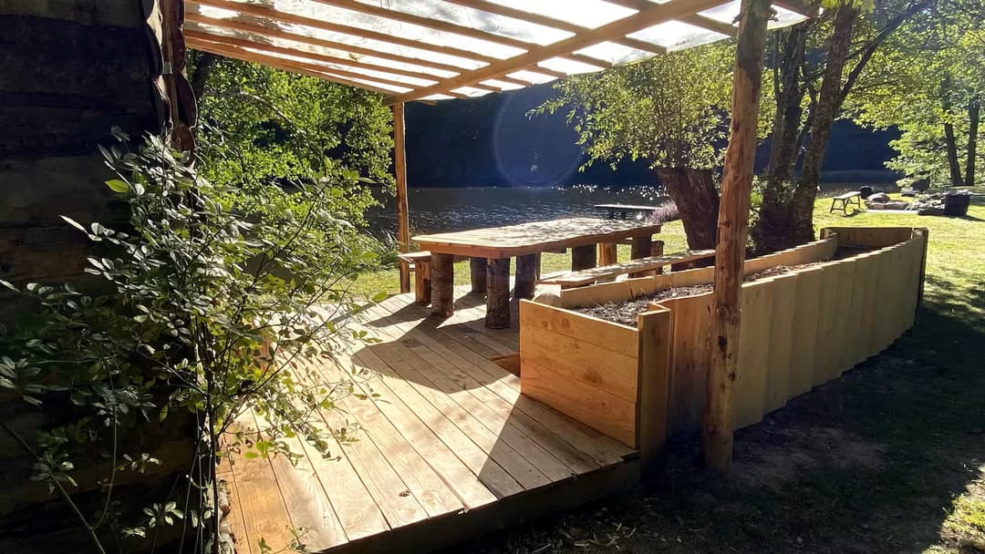 Cabane au bord d’un étang de pêche en pleine forêt 