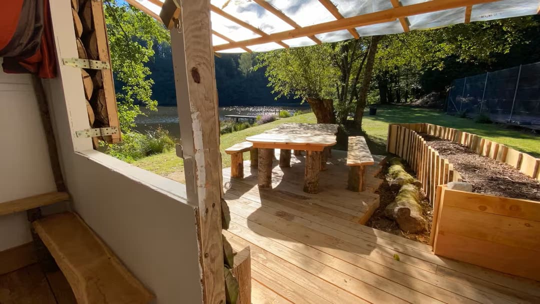 Cabane au bord d’un étang de pêche en pleine forêt 