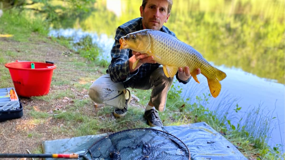Cabane au bord d’un étang de pêche en pleine forêt 