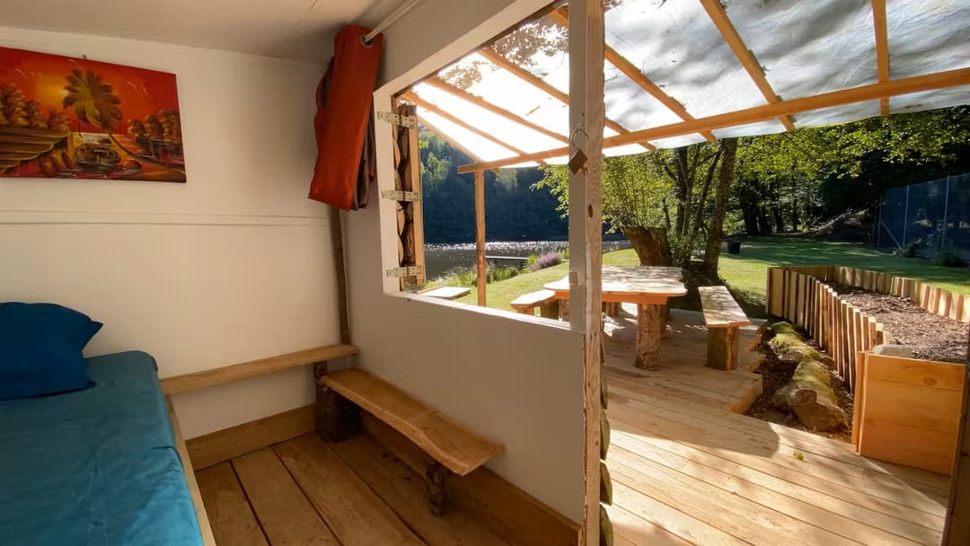Cabane au bord d’un étang de pêche en pleine forêt 