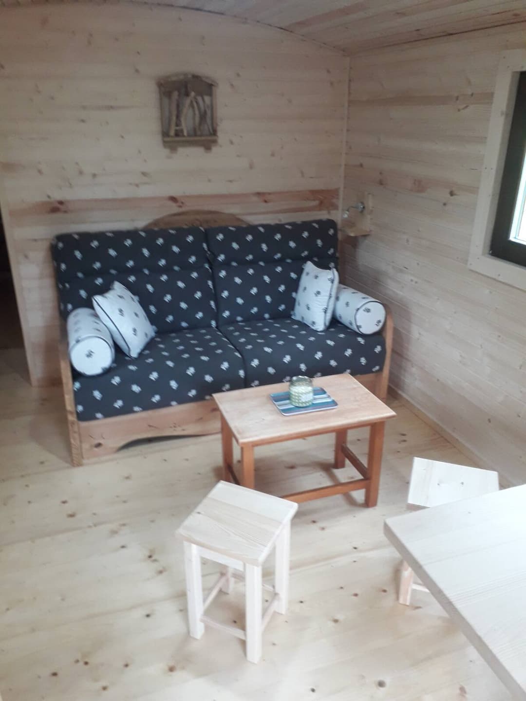 Roulotte familiale au bord d’un étang 