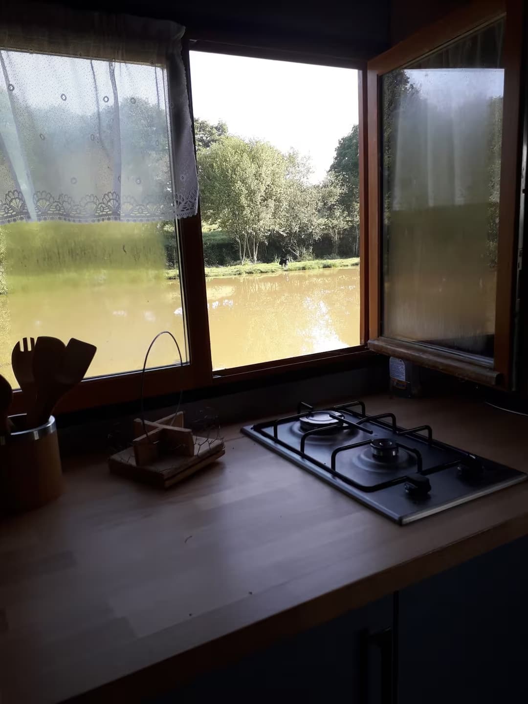 Roulotte de charme au bord d’un étang 