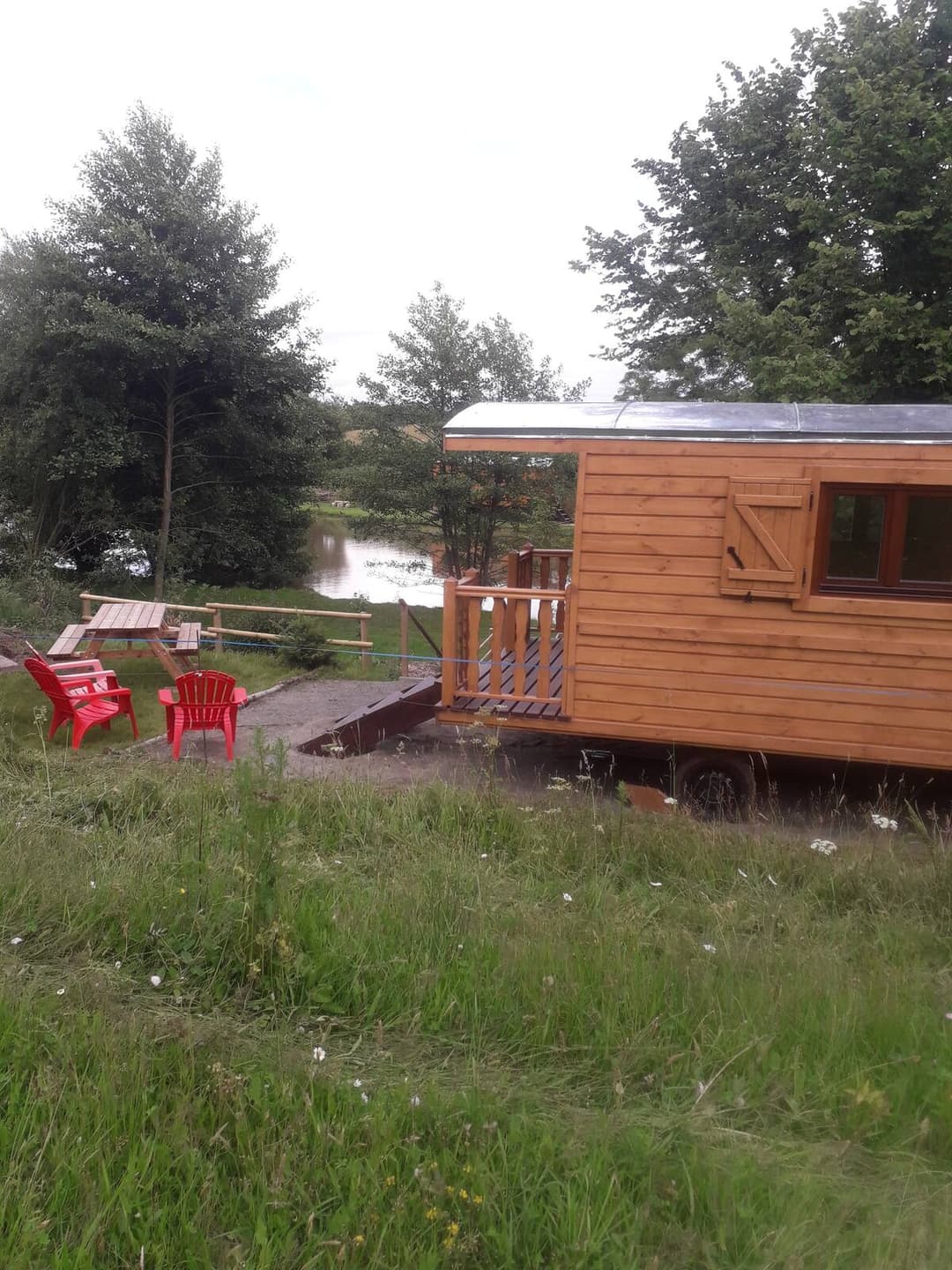 Roulotte familiale au bord d’un étang 