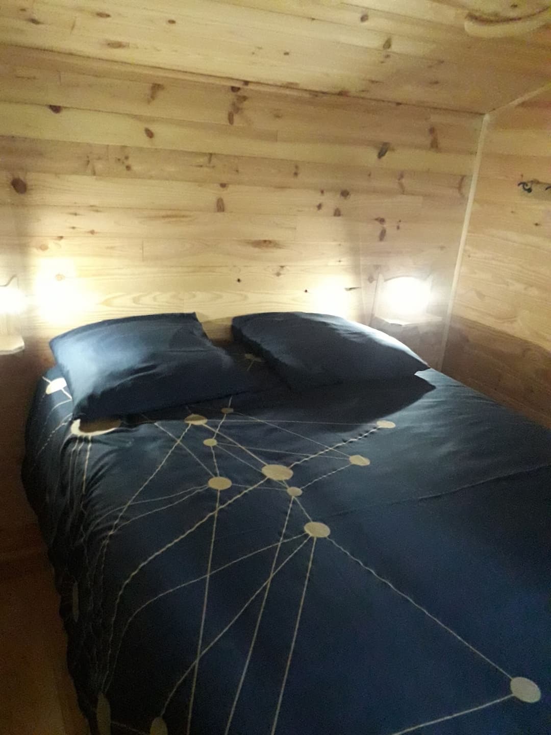 Roulotte familiale au bord d’un étang 