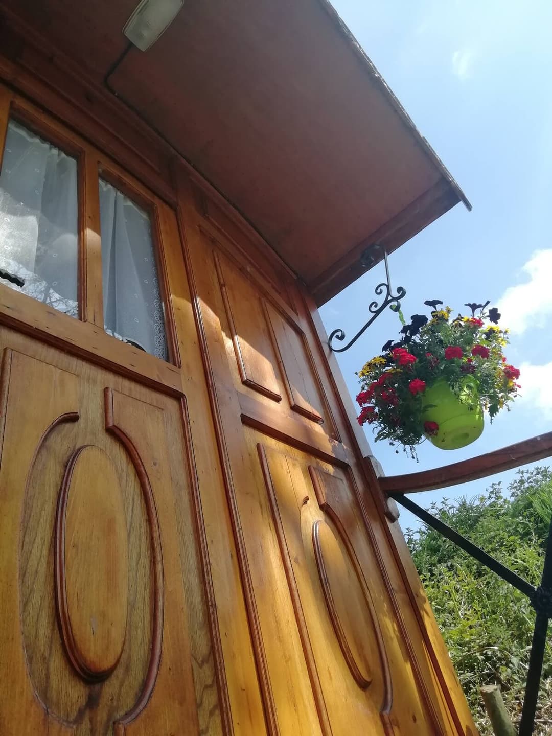 Roulotte de charme au bord d’un étang 