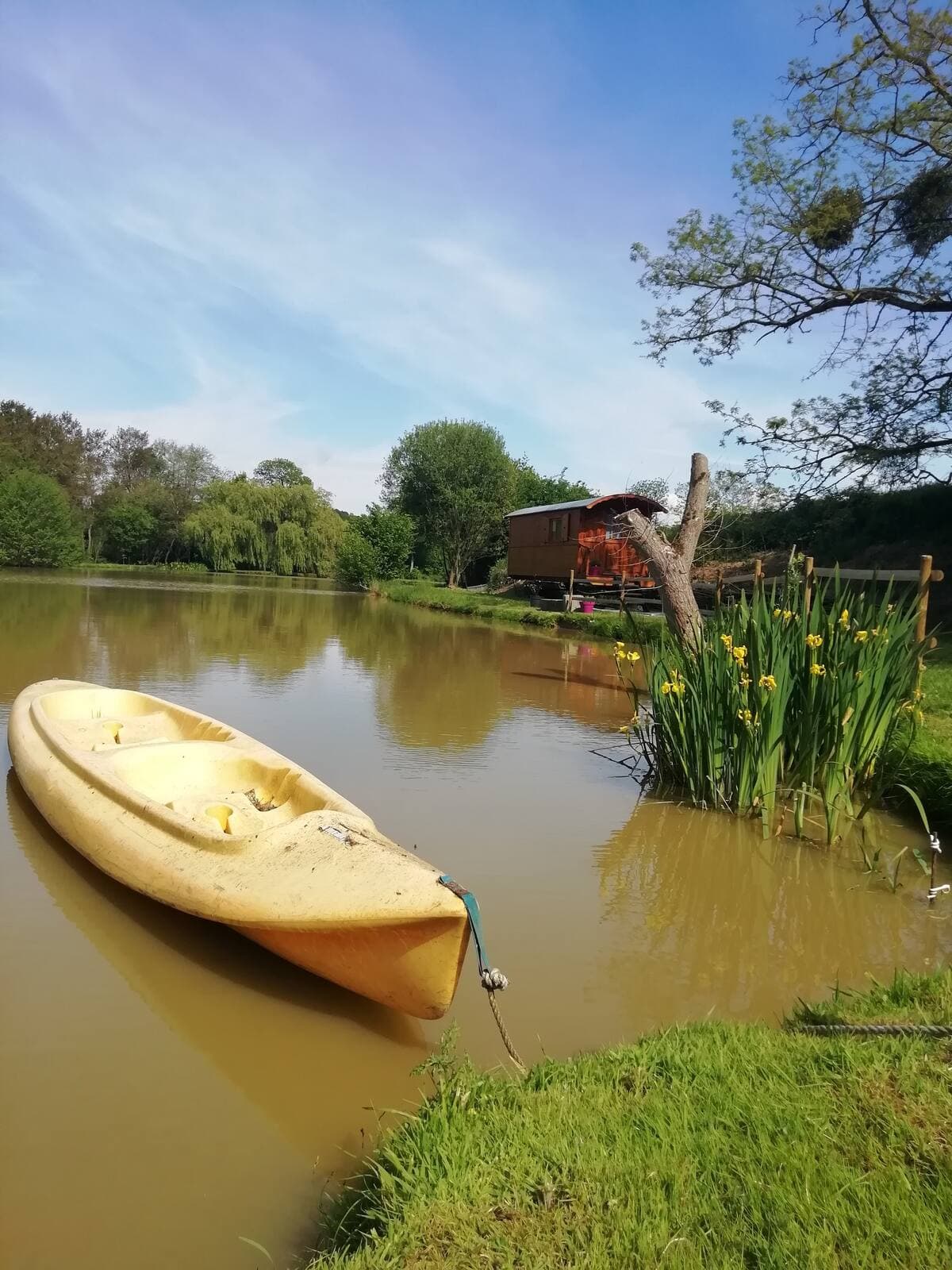 Roulotte de charme au bord d’un étang 