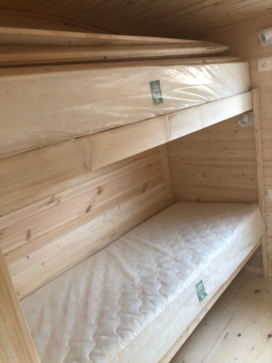 Roulotte familiale au bord d’un étang 