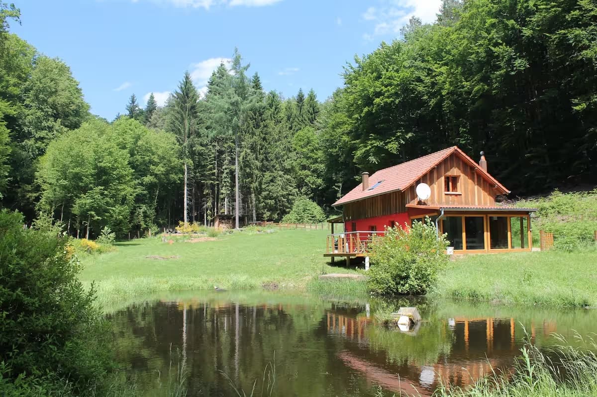 Chalet au cœur du parc régional des Vosges avec étang 