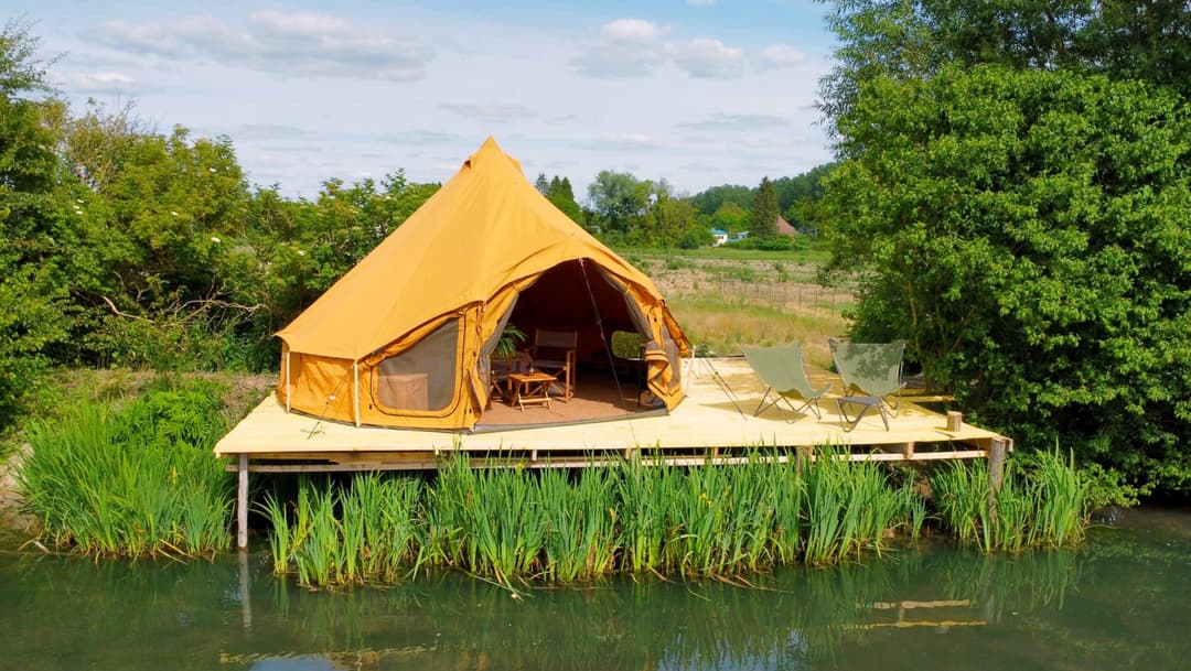 Etang avec 2 tentes 4 couchages de glamping 
