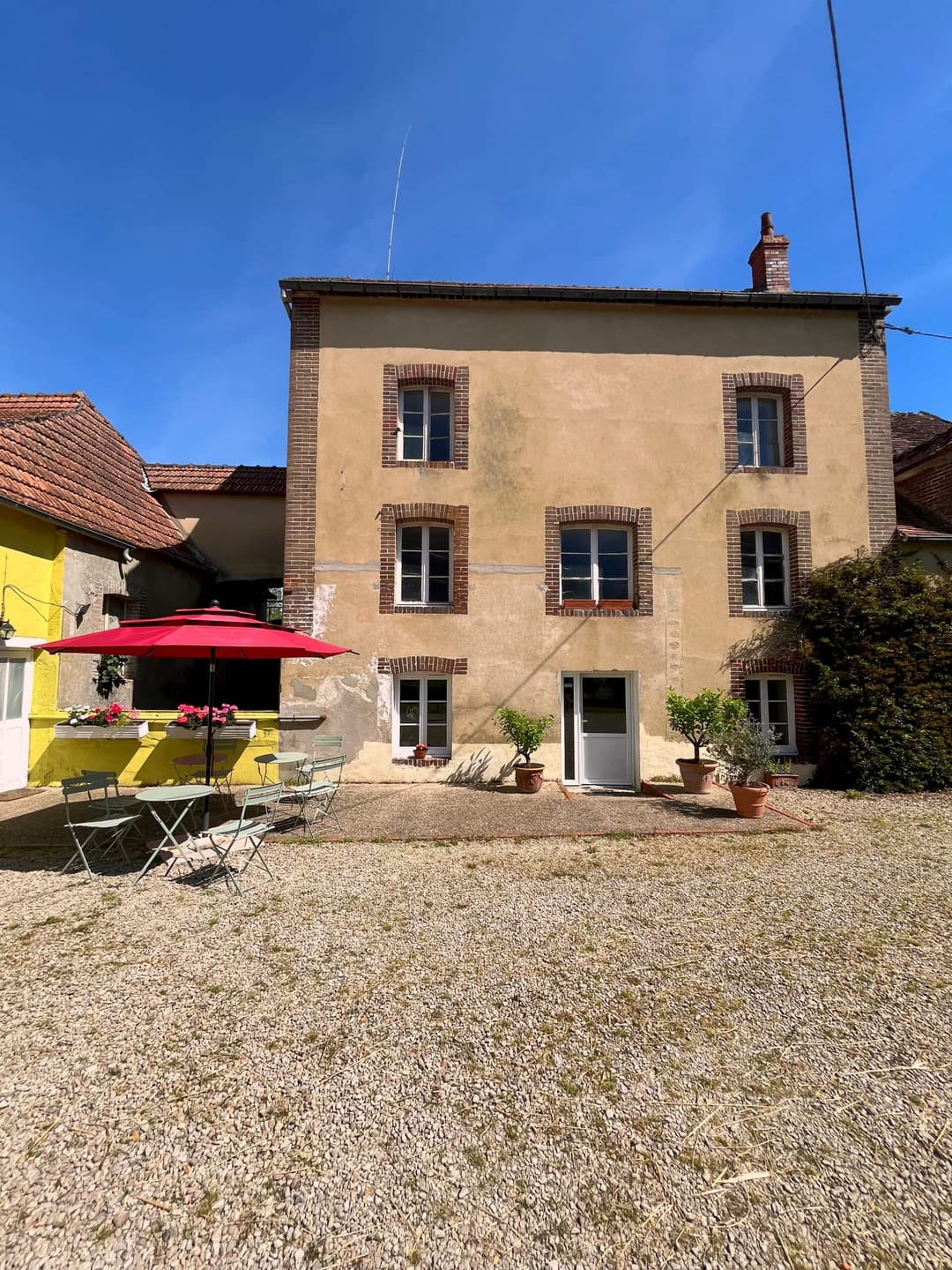 Etang avec 2 tentes 4 couchages de glamping 
