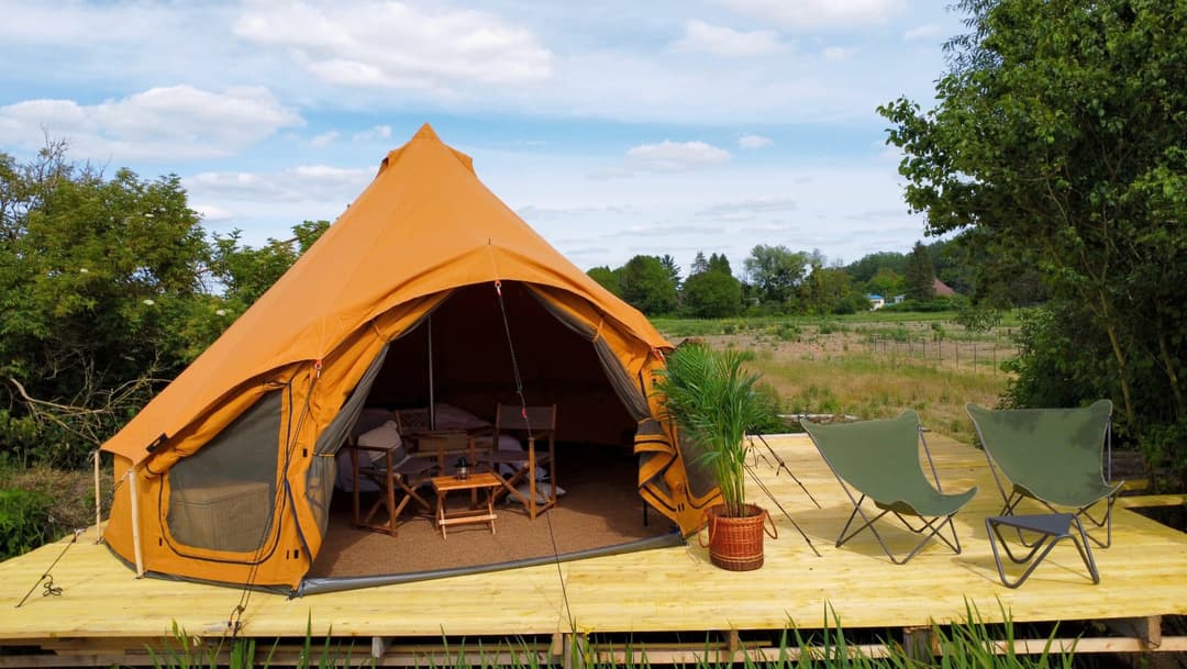 Etang avec 2 tentes 4 couchages de glamping 