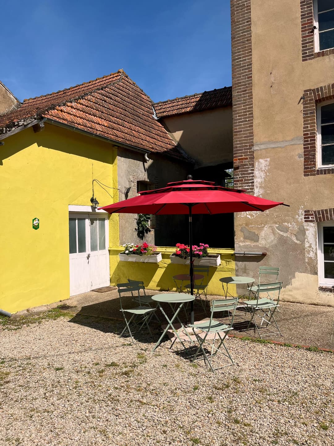 Etang avec 2 tentes 4 couchages de glamping 