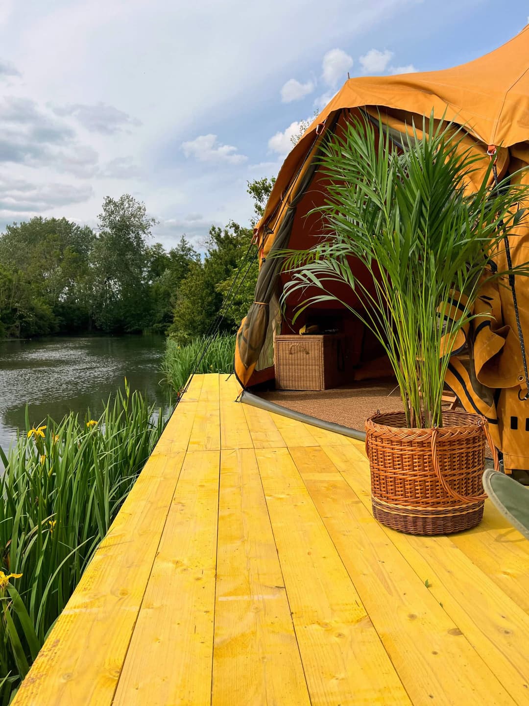 Etang avec 2 tentes 4 couchages de glamping 