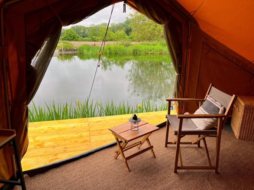 Etang avec 2 tentes 4 couchages de glamping 