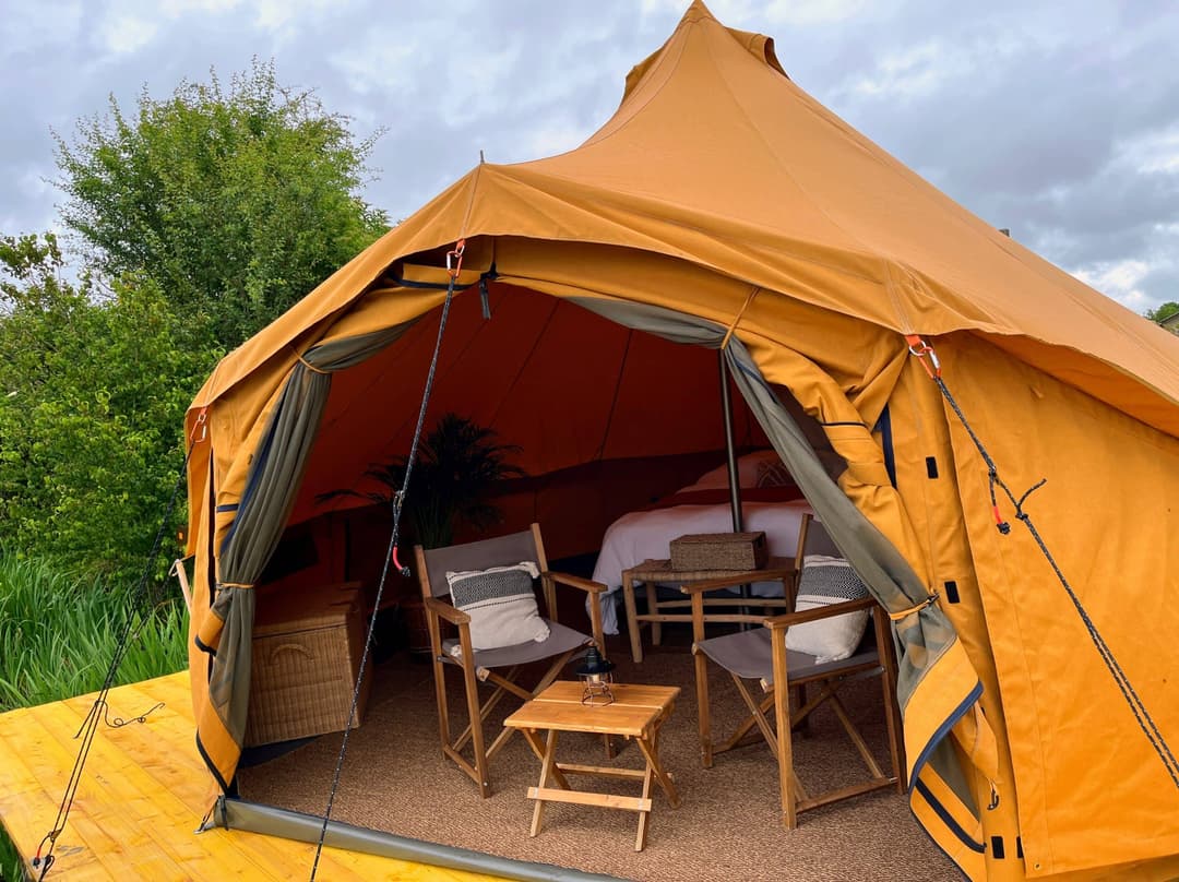 Etang avec 2 tentes 4 couchages de glamping 