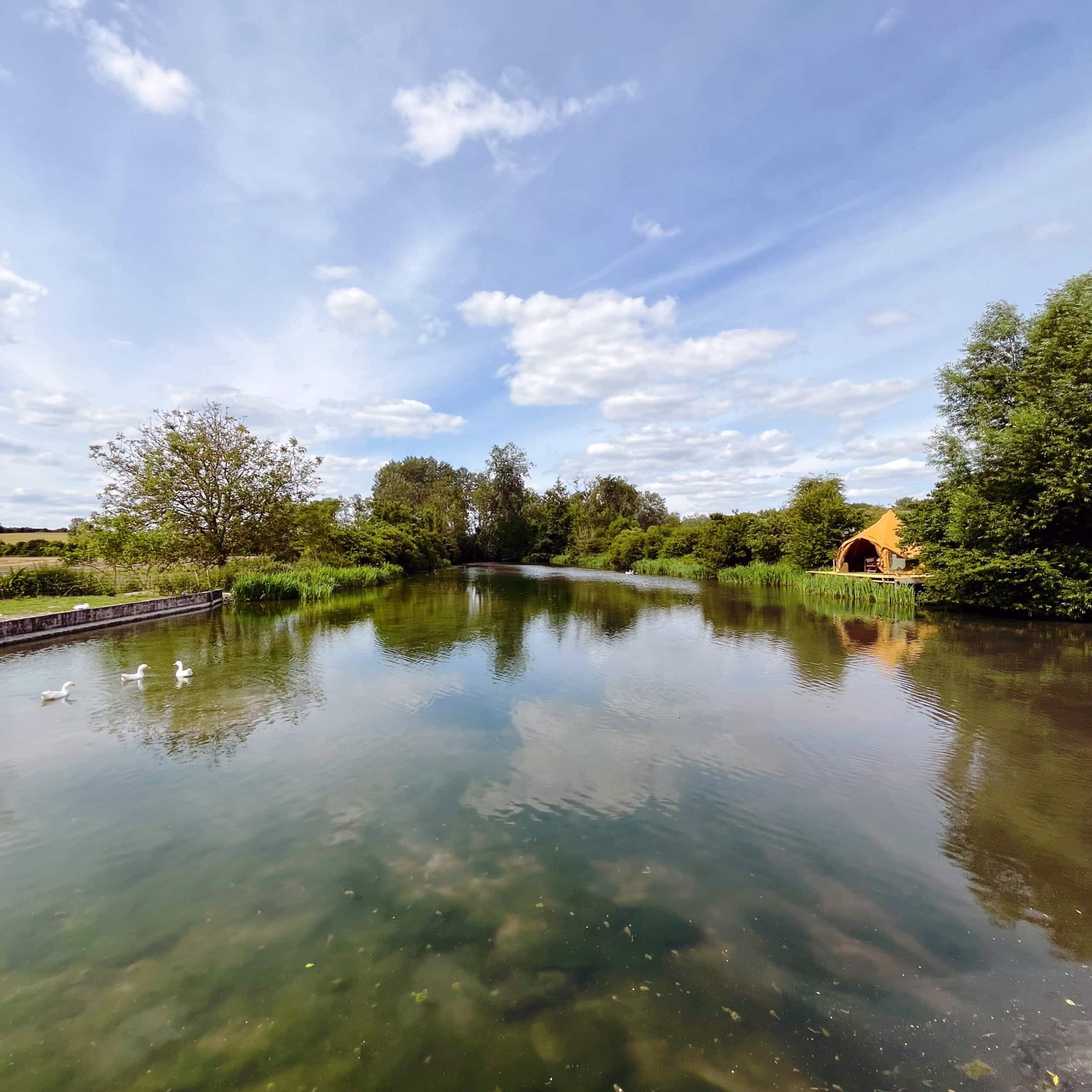 Etang avec 2 tentes 4 couchages de glamping 