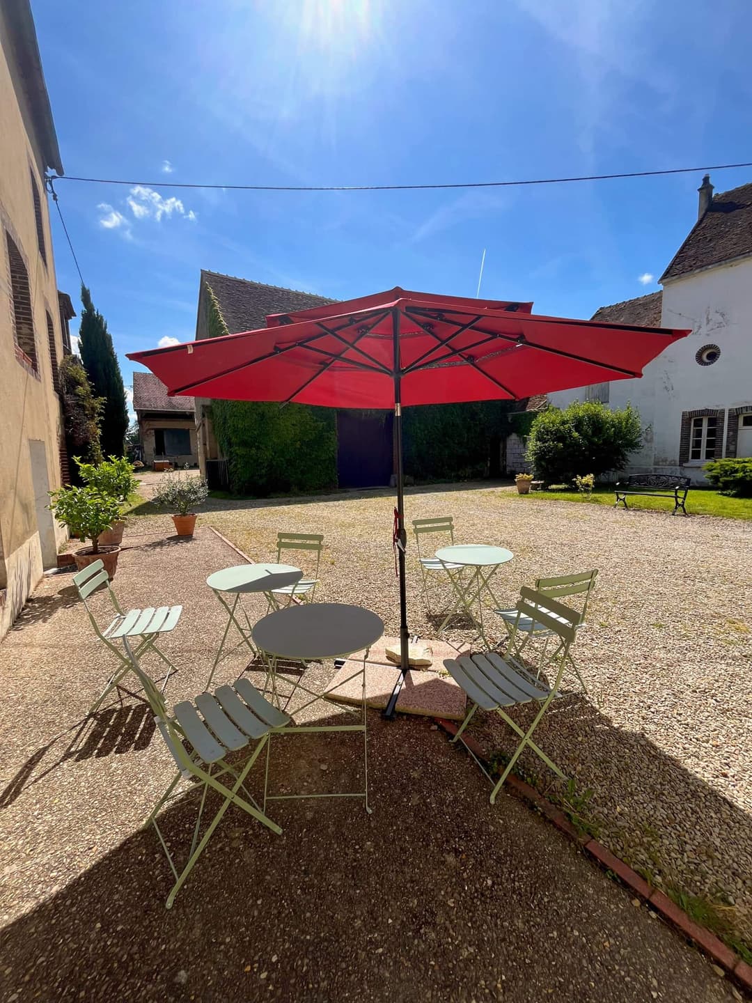 Etang avec 2 tentes 4 couchages de glamping 