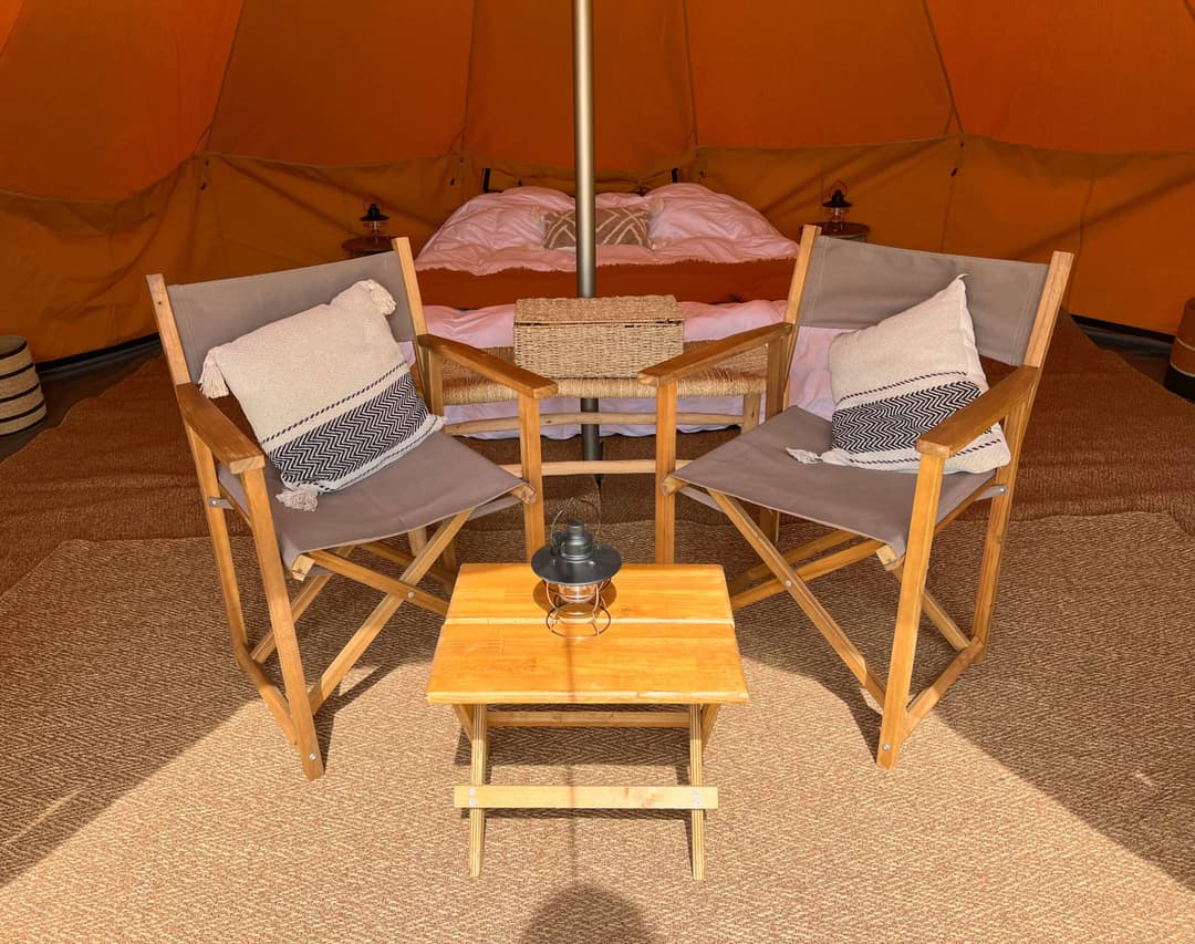 Etang avec 2 tentes 4 couchages de glamping 