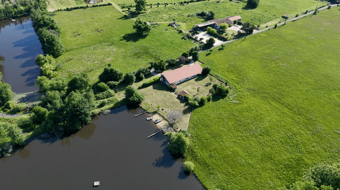 Maison de campagne devant  3 étangs -  Porcherat