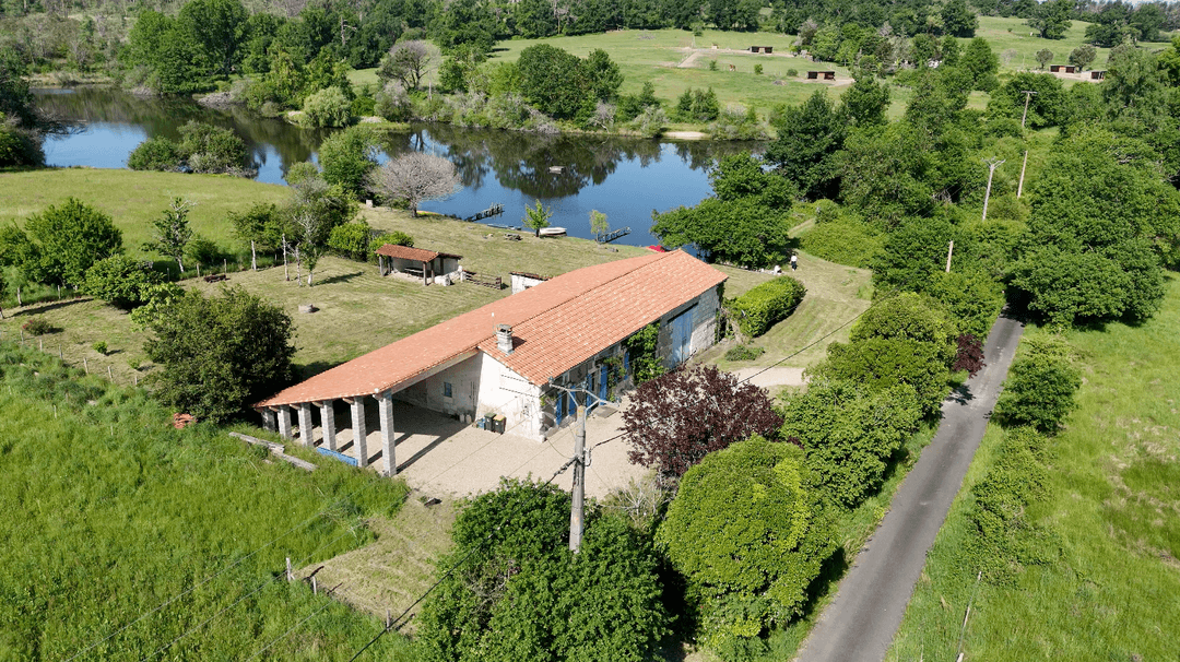 Maison de campagne devant  3 étangs -  Porcherat