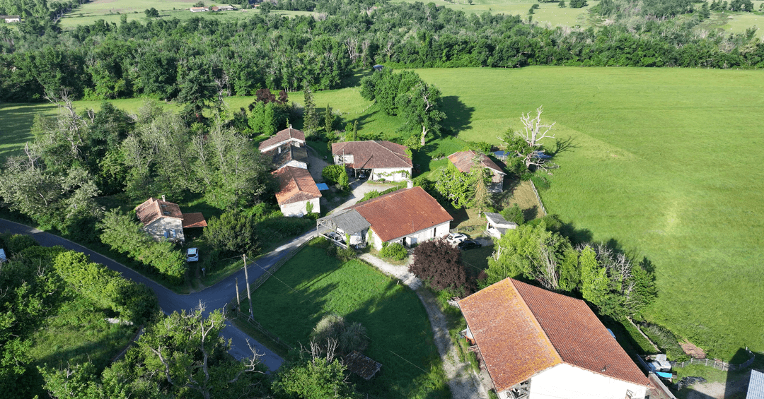 Maison de campagne devant  3 étangs -  Porcherat