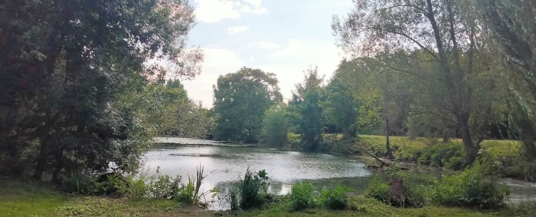 Chambres d’hôtes au bord de la rivière avec un étang privé 